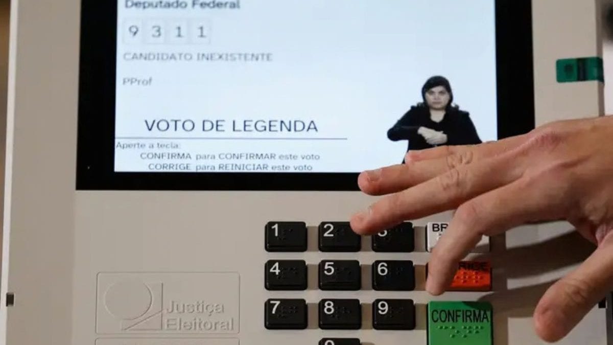 Nunca antes na história do Brasil o horário de votação havia sido prorrogado nas eleições com urnas