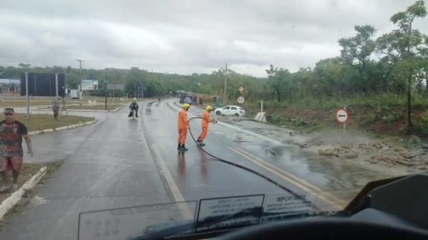 Carreta com cimento tomba na BR-040 e espalha carga em Cristalina