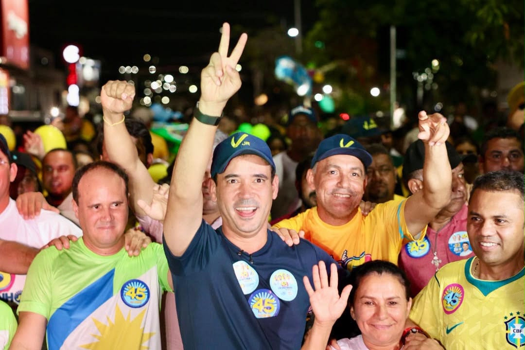 Vicentinho arrasta multidão pelas ruas de Tocantinópolis ao lado de Amélio Cayres e Paulinho Bonifácio