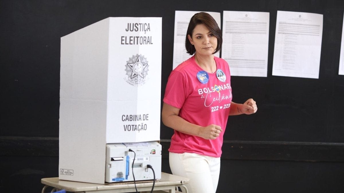 Michelle Bolsonaro discute com eleitora ao votar em Brasília