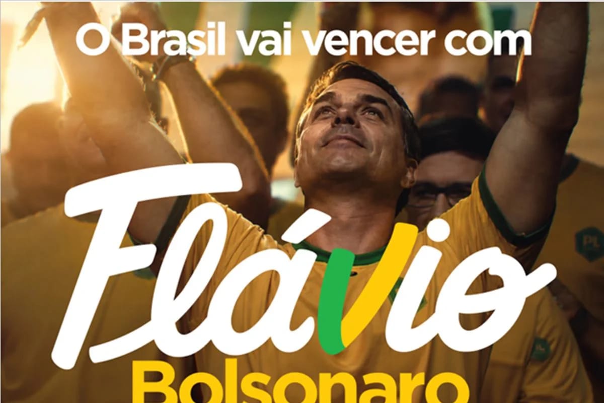 Flávio usa 'V' escrito por Jair Bolsonaro como marca de campanha