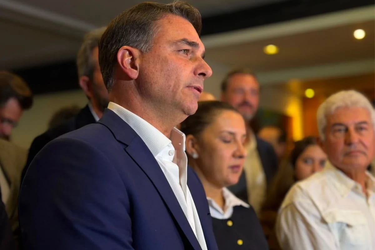 Flávio Bolsonaro chega a Maceió sem Arthur Lira e JHC