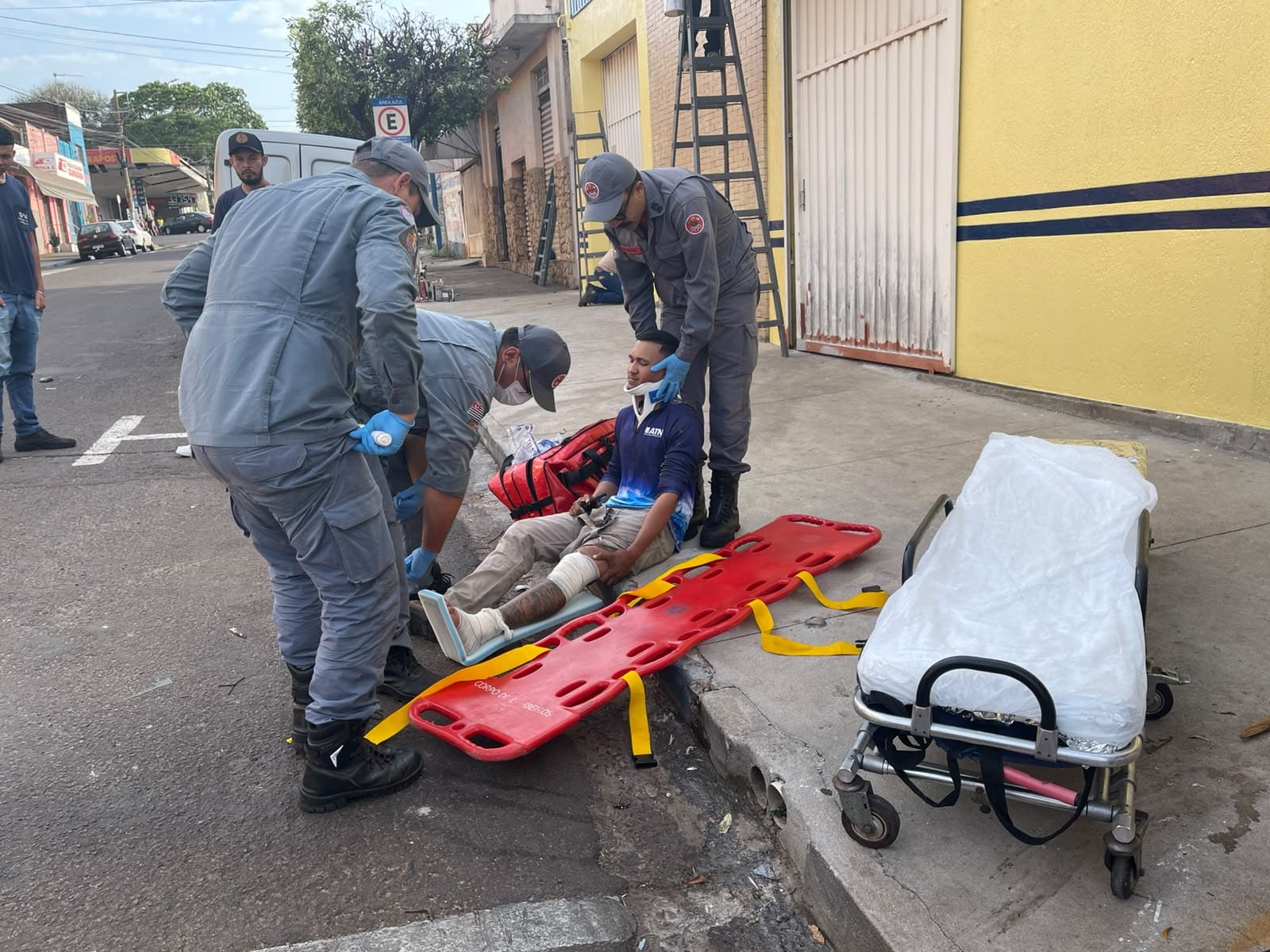 Rapaz ferido em acidente entre moto e automóvel no centro de Andradina