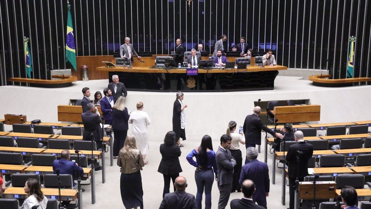 Reeleição de Lula e fuga de Flávio dividem opiniões na Câmara