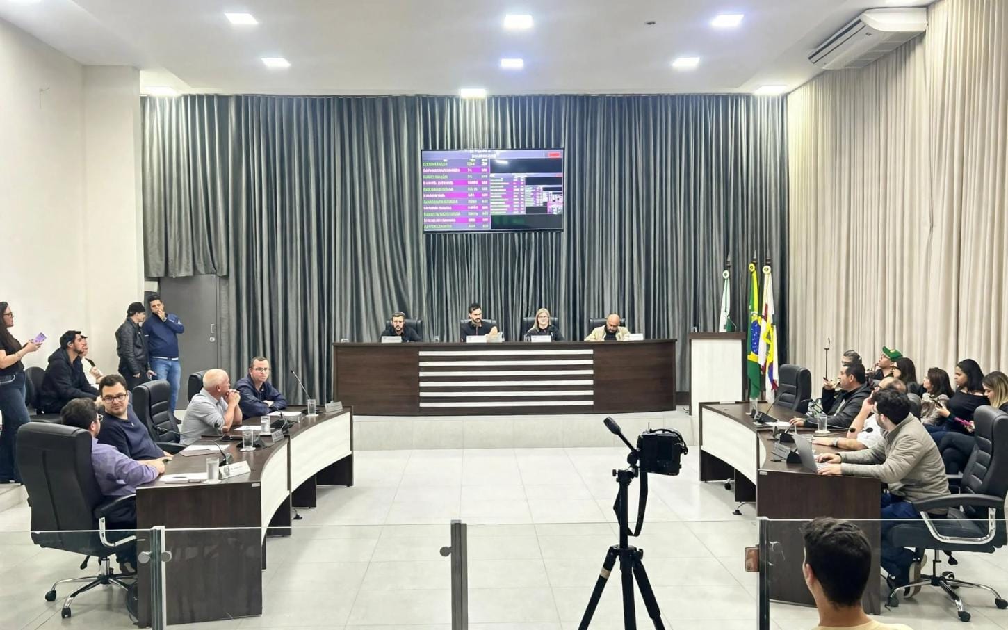 Câmara de Apucarana aprova regras para veículos elétricos e ciclomotores