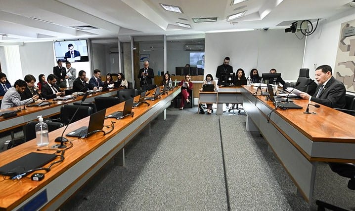 Comissão de Segurança Pública do Senado pode votar porte de arma para mulheres com medida protetiva