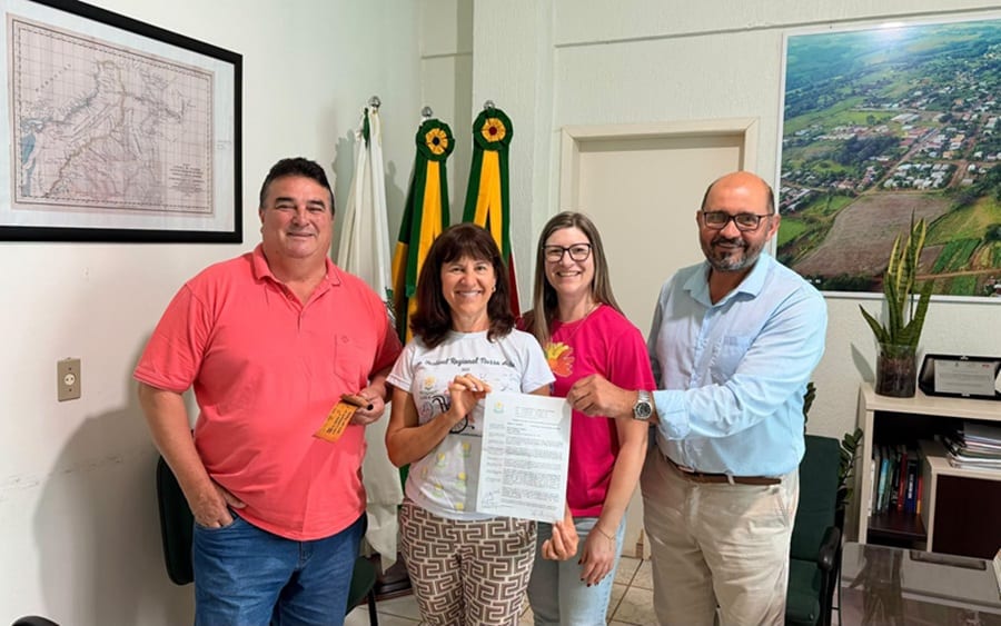 Prefeito de Tiradentes do Sul recebe representantes da APAE de Três Passos