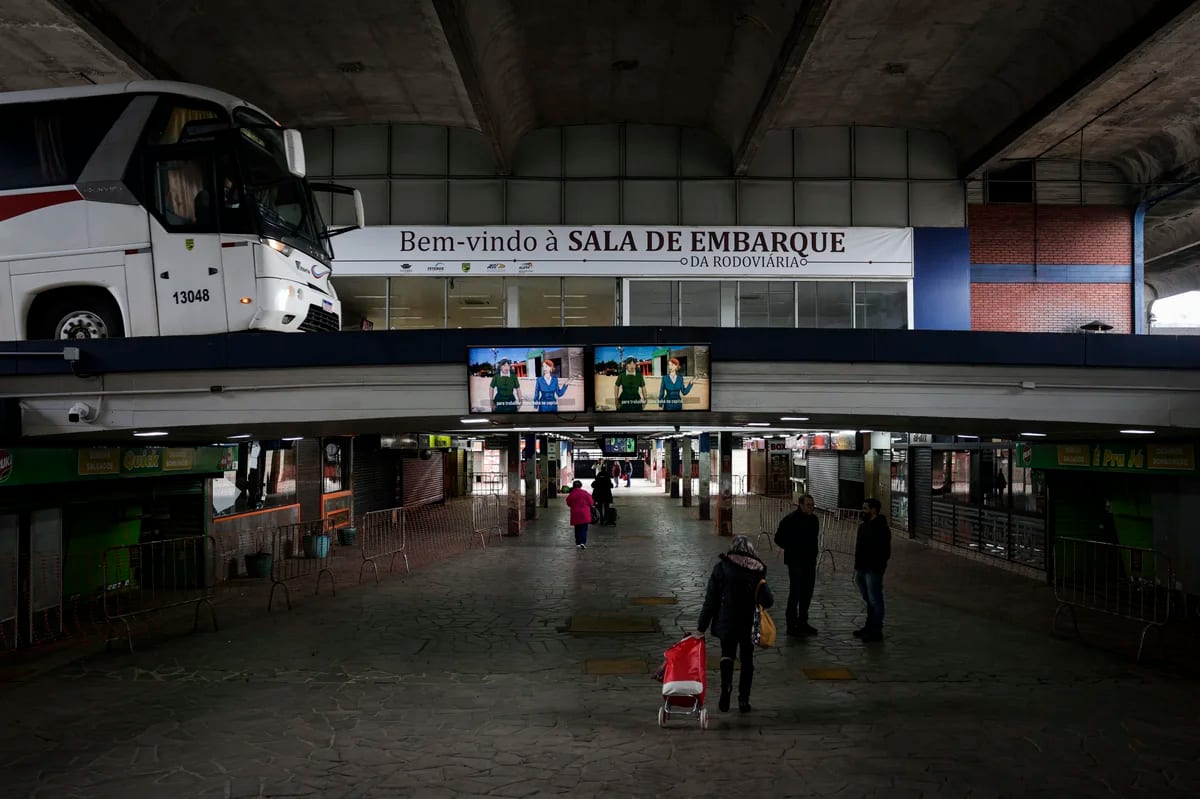 Comerciantes da rodoviária de Porto Alegre reclamam de abordagens de pedintes e relatam furtos