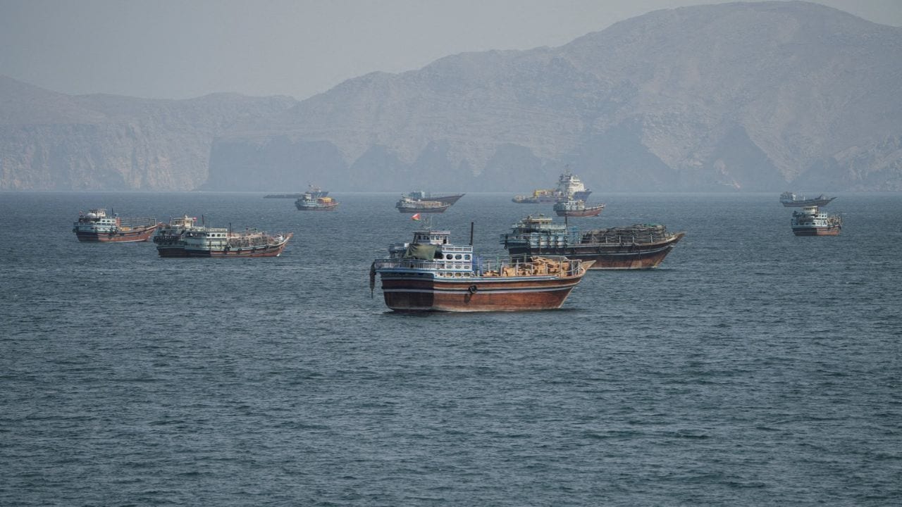 Três petroleiros pegam fogo em Ormuz, diz Marinha iraniana