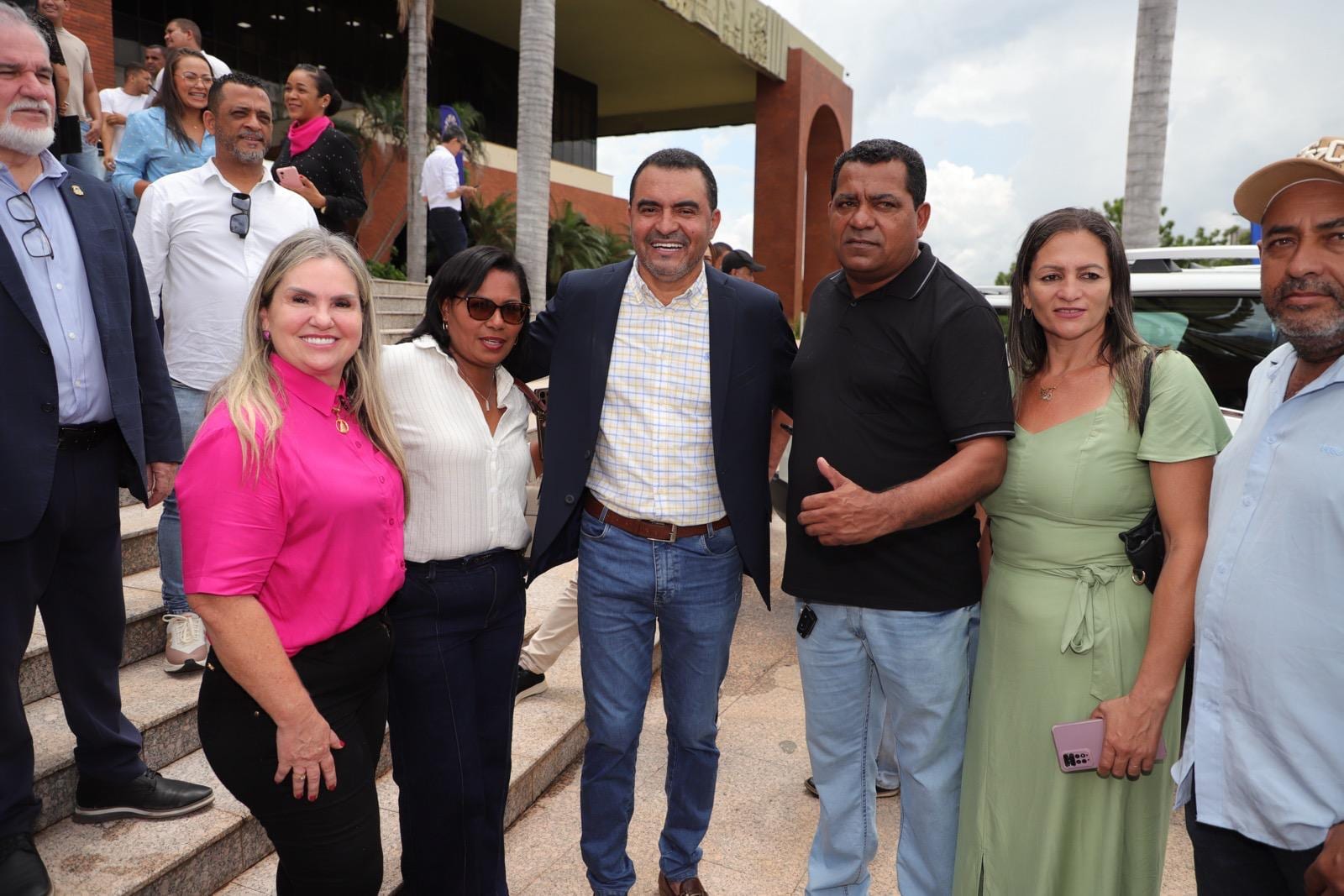 Prefeito de Mateiros, Jesy Vieira, recebe caminhonete do Governo do Tocantins para reforço da assistência social