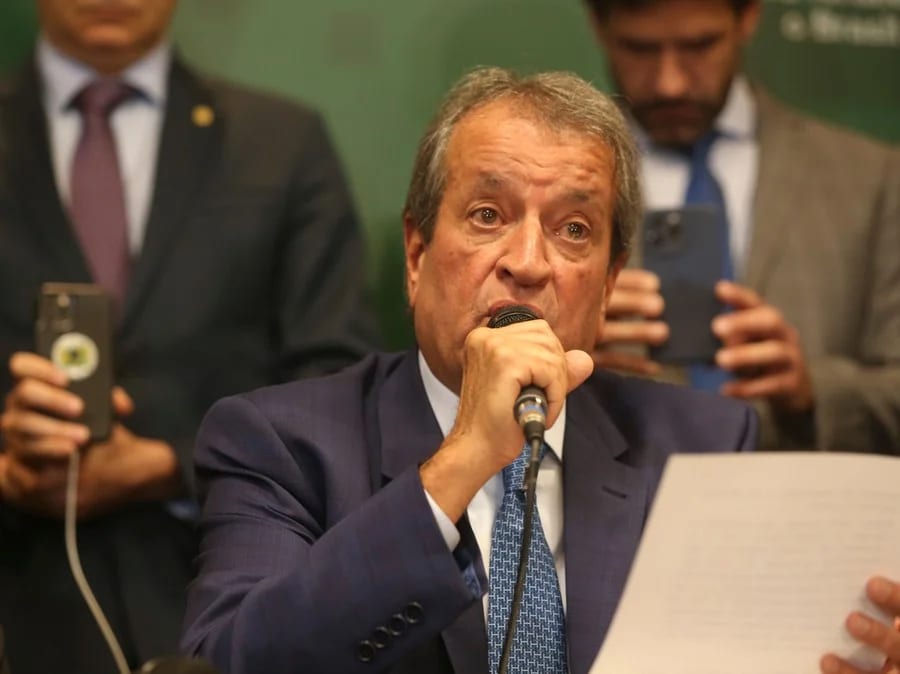 Bolsonaro não sabia de viagem de Flávio aos Estados Unidos, diz Valdemar Costa Neto