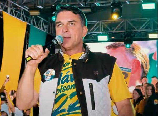 Em campanha em Porto Alegre, Flávio Bolsonaro vota à distância pelo fim da escala de trabalho 6×1