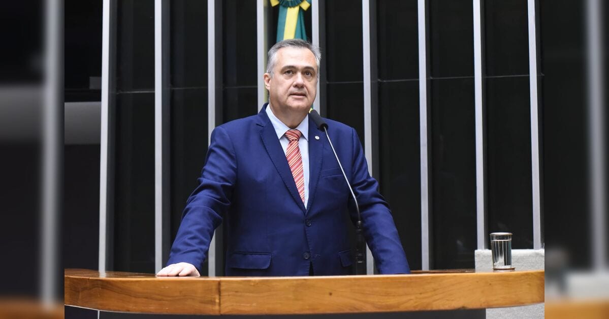 Beto Preto homenageia Luiz Hirose ao vivo para todo o Brasil na Câmara dos Deputados