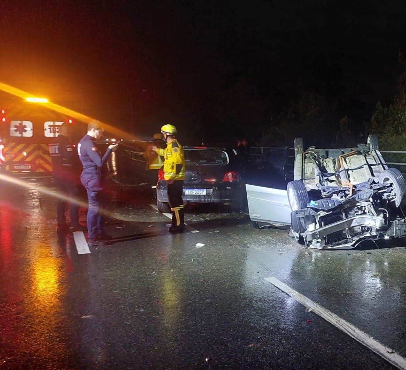 Jovens de 18 anos morrem e dois motoristas ficam feridos em batida entre carros em Blumenau