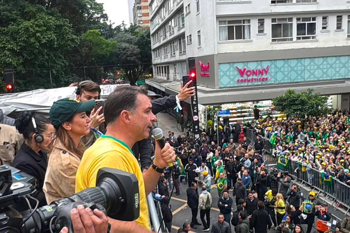 Flávio Bolsonaro foca em segurança e custo de vida