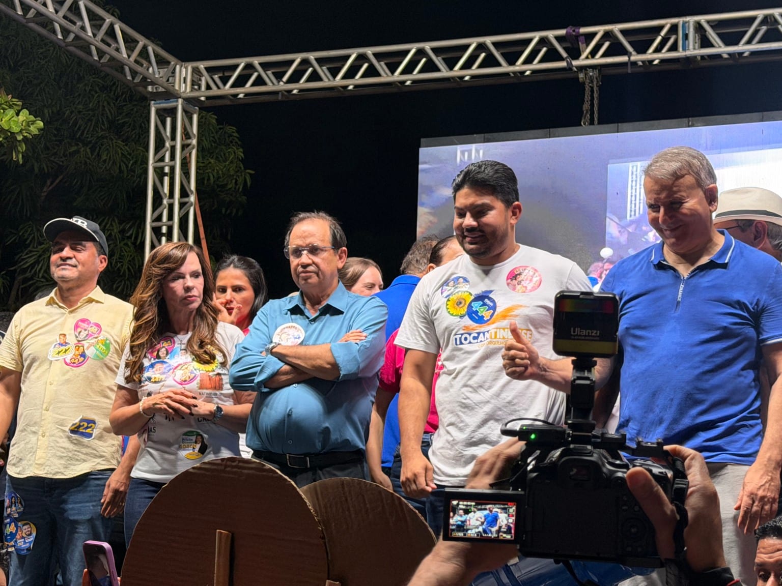 Eli Borges sobe ao palanque com Professora Dorinha em comício na Baixada do Aureny III