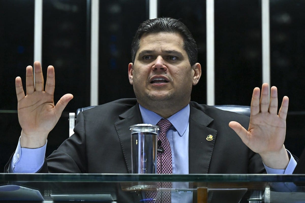 Fim da 6x1: Alcolumbre diz que discussão ocorrerá 'sem atropelos e sem acelerar nada'