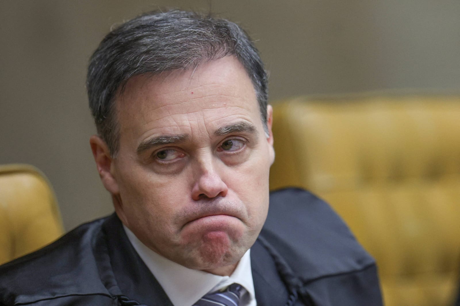 Implicados em escândalos se dizem autorizados a não explicar atos