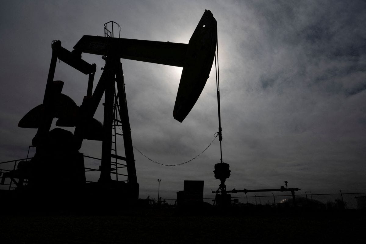 Petróleo cai com risco geopolítico e estoques nos EUA no radar