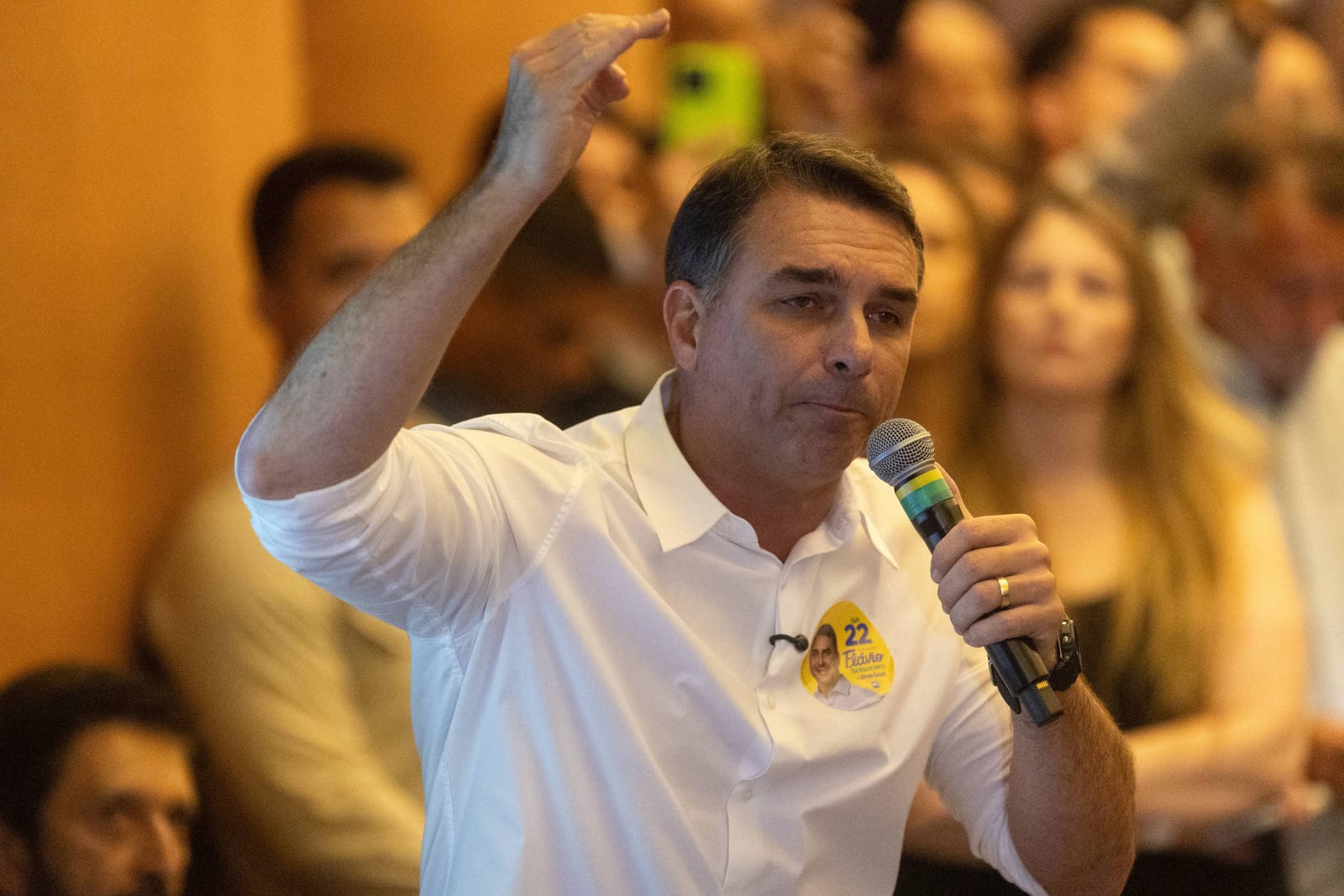 Propaganda de Flávio Bolsonaro na TV é transmitida sem som e candidato reclama