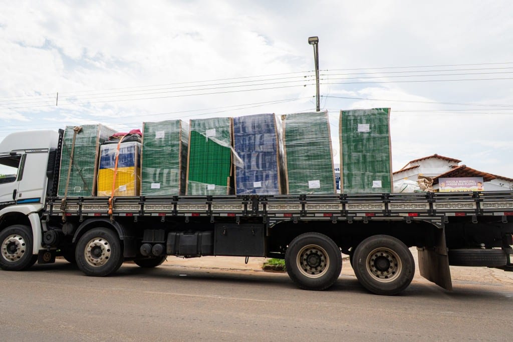 Prefeitura entrega novos pisos modulares para cinco escolas da Rede Municipal de Ensino.