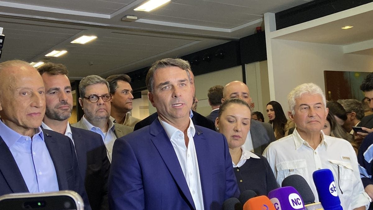 Flávio Bolsonaro propõe pontuação para pobres que buscarem qualificação