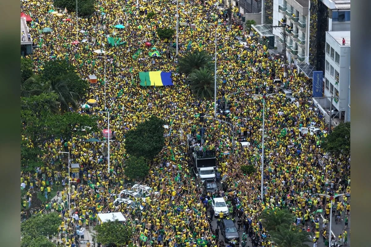 Flávio Bolsonaro participa de bloco em trio elétrico em Vitória