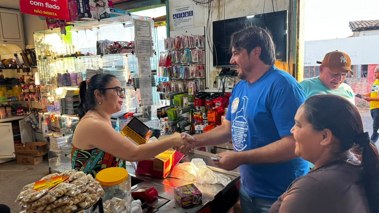 Eduardo Fortes faz caminhada em Gurupi e ouve moradores