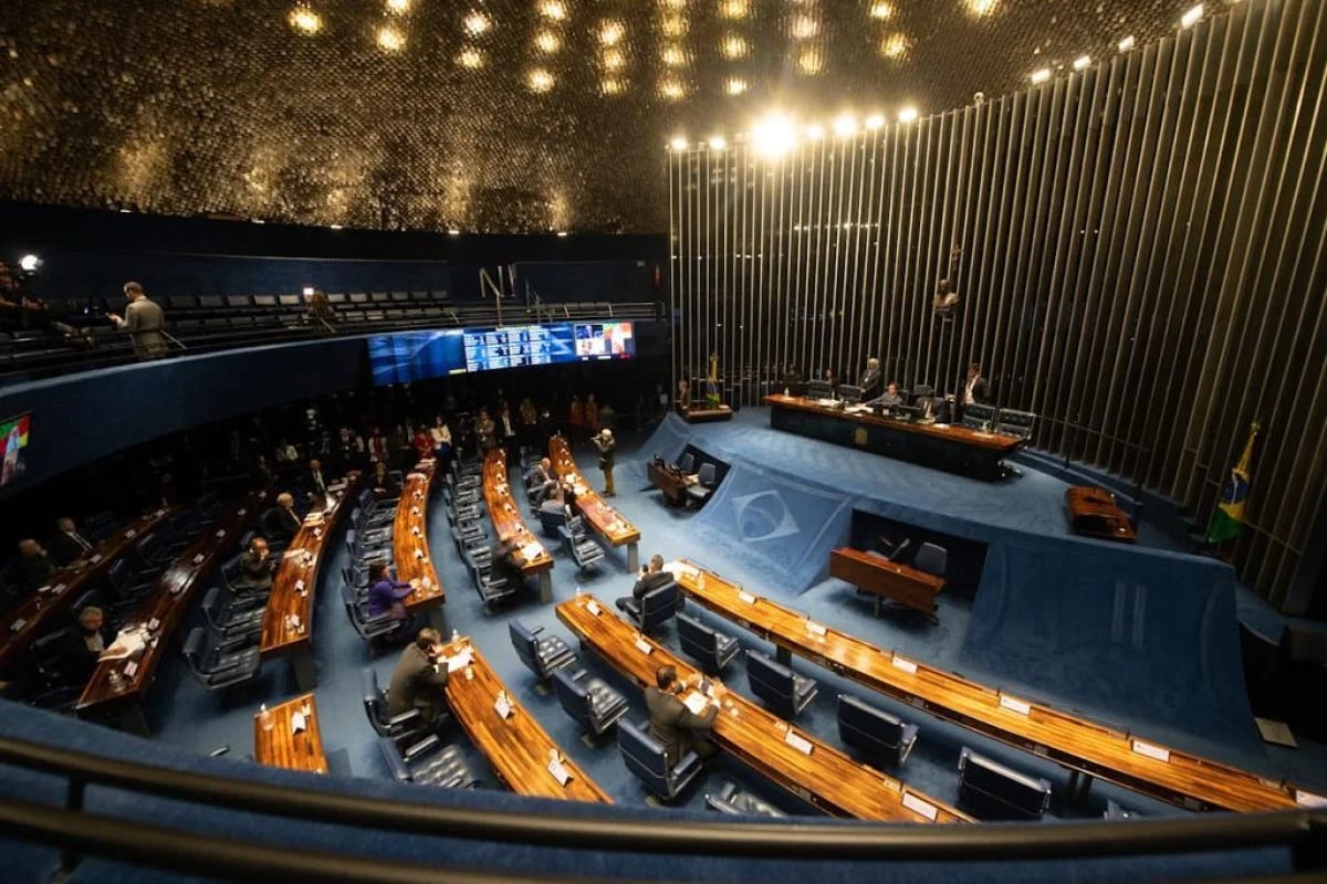 Senado aprova PLP 114/2026 que usa arrecadação do petróleo para reduzir tributos sobre combustíveis
