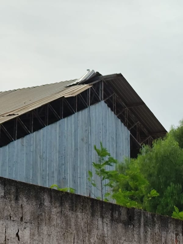 Telhado da quadra da Escola Izaíra está solto e preocupa moradores de Formosa