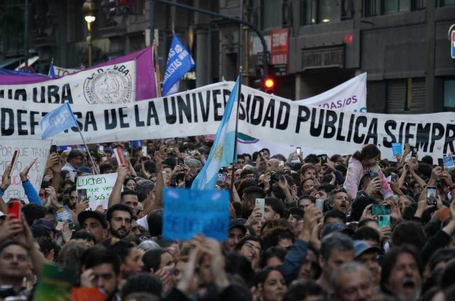 Argentinos vão às ruas contra ‘tesouraço’ de Milei na Universidade Pública