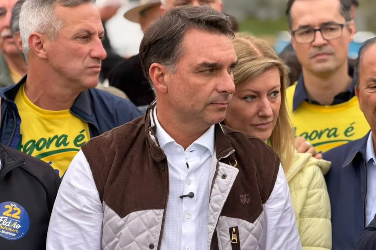 Flávio passa quase 4h sem registrar presença, mas vota pelo fim da 6x1