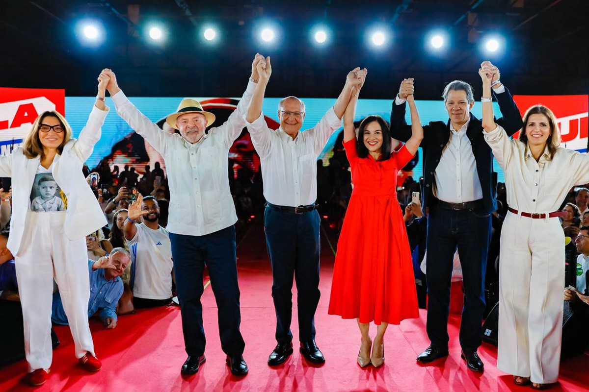 Lula formaliza candidatura à reeleição e apresenta Haddad como sucessor