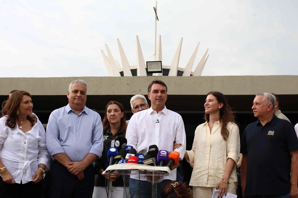 Flávio Bolsonaro comemora decisão de Moraes que permite visitas ao pai: "Estou ansioso"
