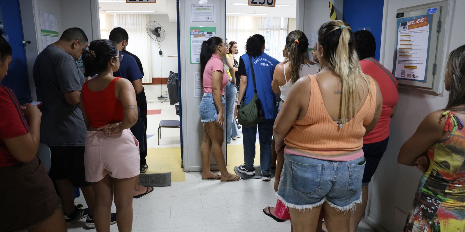 Moradores da Maré mobilizam ONG para divulgar locais de votação