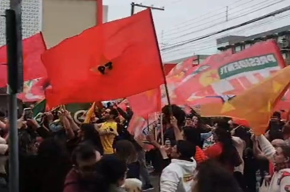 Manifestação em apoio a Lula reúne militantes no centro de Tramandaí