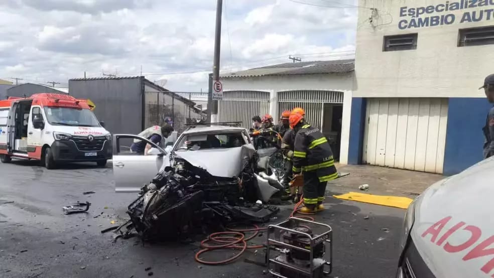 Homem morre após carro bater contra árvore em Marília