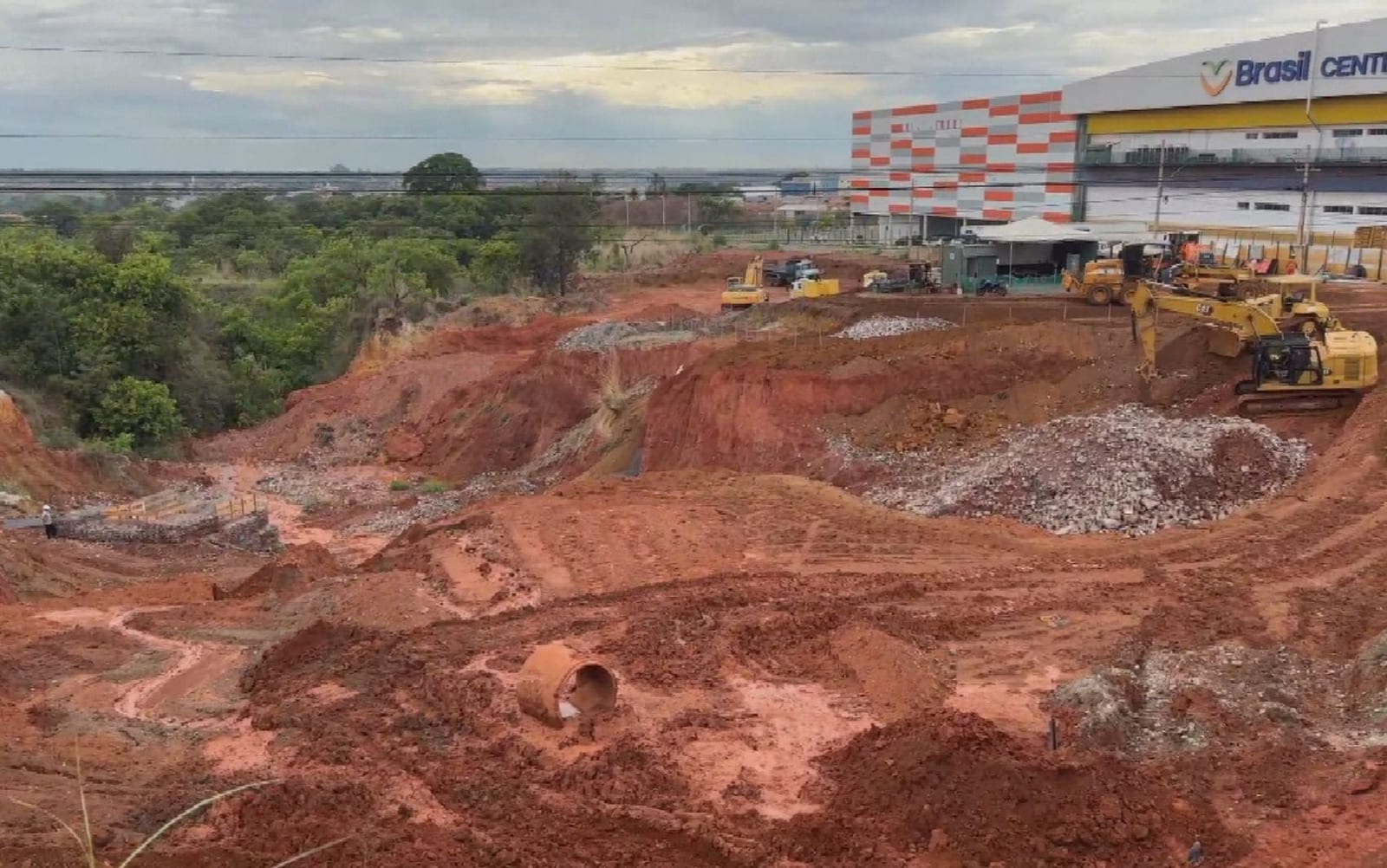 Voçoroca gigante avança em direção à BR-040 e obra interdita marginal