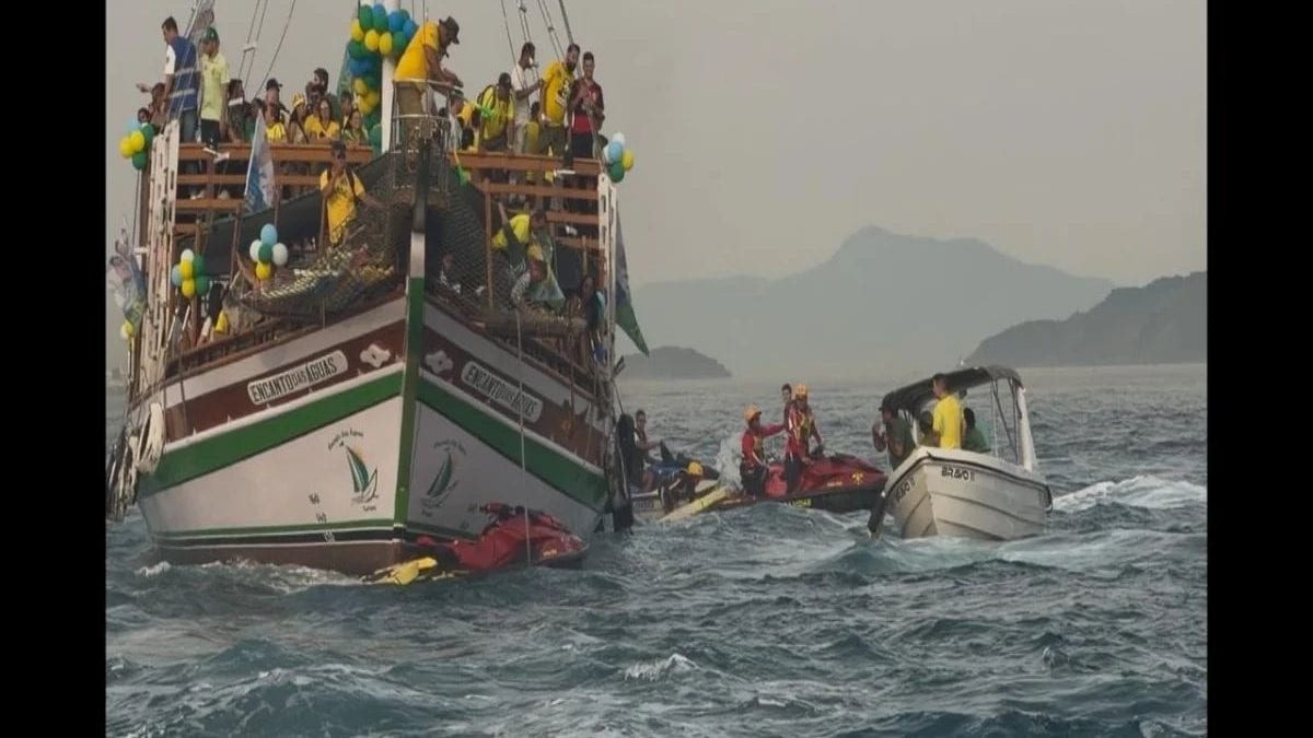 Jet ski dos Bombeiros é atingido durante ‘barqueata’ de Flávio Bolsonaro em Angra dos Reis