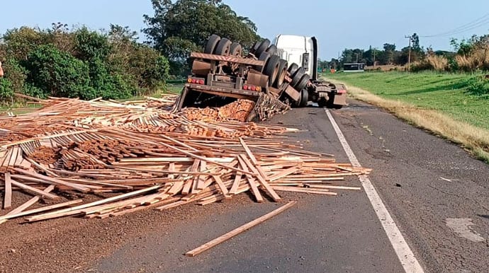 Carreta carregada com madeira tomba e interdita alça no trevo entre Assis e Paraguaçu Paulista