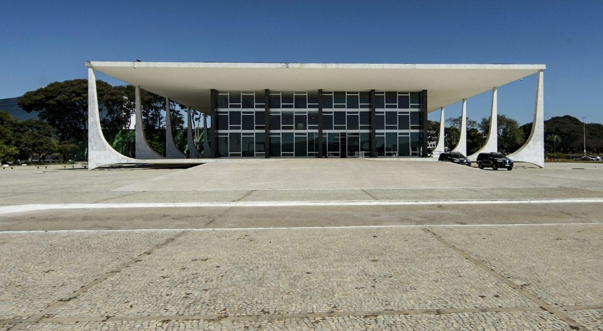 Moraes e Flávio Dino suspendem pagamentos acima do limite em sete tribunais e na AGU