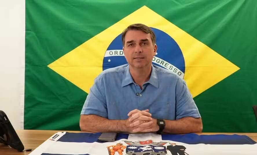 Aliados de Flávio relatam clima de tensão durante apuração e reunião reservada de senador com advogados após virada de L