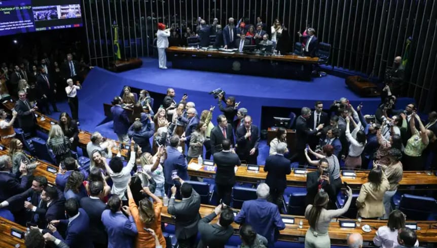 Senado aprova fim da escala 6x1 e estabelece jornada máxima de 40 horas semanais