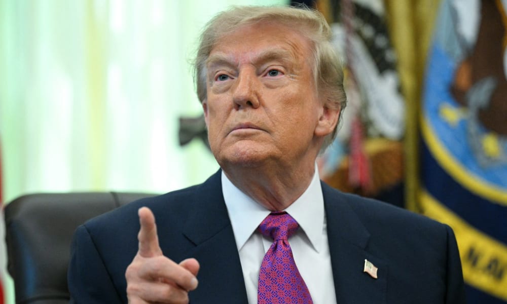 Trump diz que o 'Arco do Triunfo' dos EUA abrigará drones, atiradores e munição