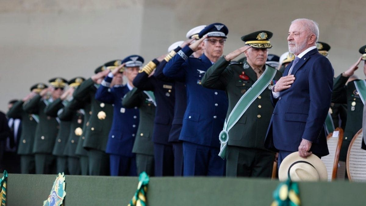 Lula fala rápido no QG do Exército e evita perguntas sobre investigação