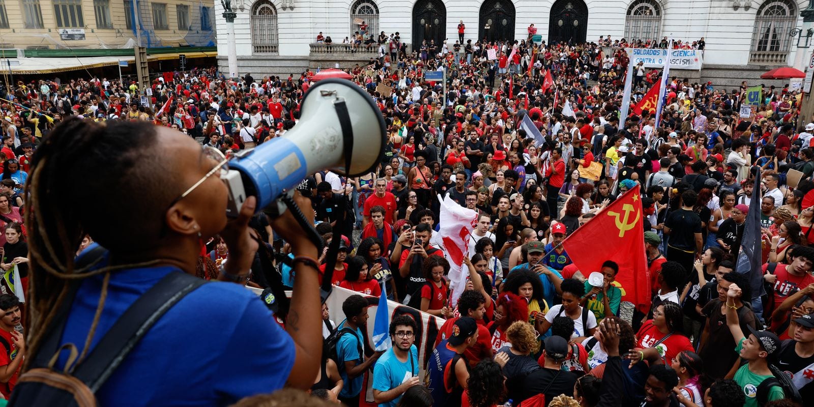 Manifestações estudantis em apoio a Lula mobilizam jovens pelo país