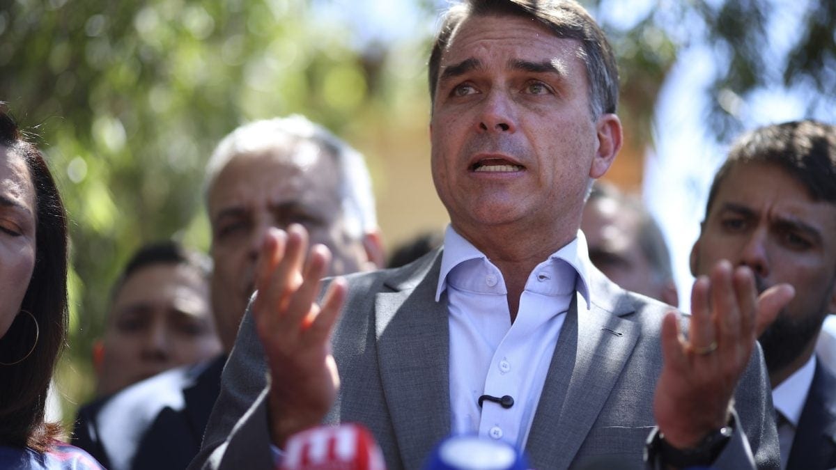 Flávio reage à ordem de Moraes para Eduardo cumprir pena