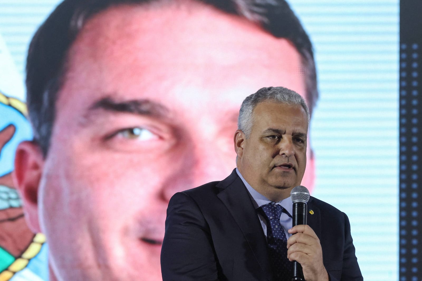 Pendência da PF com operadora de telefonia adia decisão sobre abertura de inquérito contra vice de Flávio