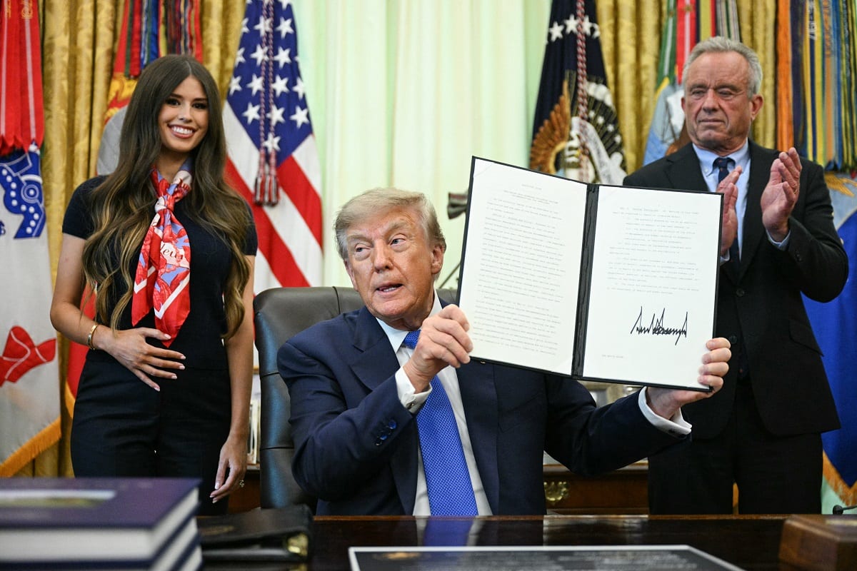 Trump assina ordem que retira recomendação rotineira de várias vacinas infantis