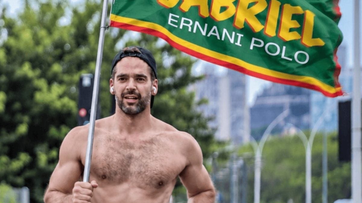Eduardo Leite posta foto sem camisa com bandeira da chapa de Gabriel Souza